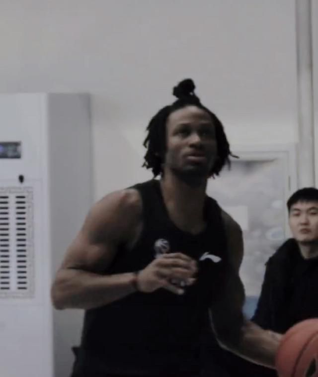说着，叶辰问他：如果二十多人在这种无处可躲的走廊尽头忽然出现对你饱和射击，你觉得你能顶过几轮？万破军认真道：我觉得我应该会在他们出现之前，先一步发现对方，毕竟他们不是八星武者，不可能隐藏气息与动作。